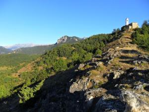 San Damiano Macra的住宿－Ca' di Nobi Podio Val Maira，山顶上有一个十字架的山