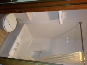 a bath tub with a toilet in a room at Bay City Inn in Bellingham +24 photos