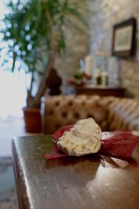 a blob of whipped cream on a table at Residenza Le Logge in Gubbio