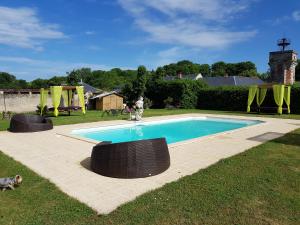 a backyard with a pool and a tennis court at Chateau de Jallanges - Les Collectionneurs in Vouvray