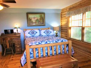 A bed or beds in a room at Alpine Log Cabin