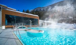 Bazén v ubytování Le Bristol Leukerbad nebo v jeho okolí