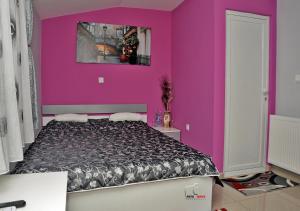 ネゴティノにあるHouse La Stradaの紫の壁のベッドルーム1室