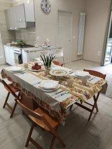 una cocina con una mesa con platos de comida. en La Maison en Margherita di Savoia