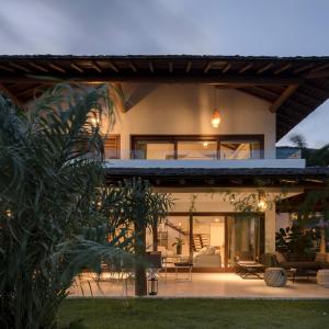 a house with a view of the backyard at Campo Bahia Hotel Villas Spa in Santo André