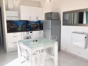Cucina o angolo cottura di Barcaresa-MAISONNETTE VUE MER PIEDS DANS L'EAU WIFI