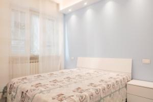 um quarto branco com uma cama e uma janela em Smeraldo em Maiori
