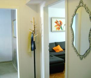 - un salon avec un miroir et un canapé dans l'établissement Apartment Veronica, à Split