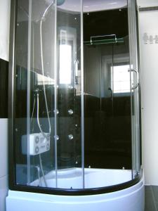 La salle de bains est pourvue d'une douche avec une porte en verre. dans l'établissement Apartment Veronica, à Split