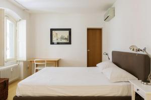 ミラノにあるCanguroProperties - Castelfidardoのベッドルーム1室(白い大型ベッド1台付)