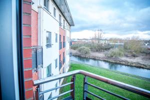 een balkon met uitzicht op een rivier bij Luxuriant Apartments in Northampton