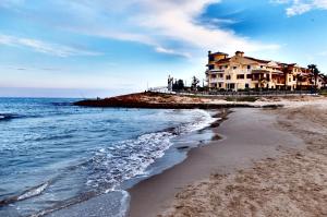 una casa en la playa junto al océano en Shoal Apartamentos, en Playas de Orihuela