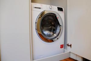 een wasmachine en droger in een witte deur bij Nomentana House in Rome