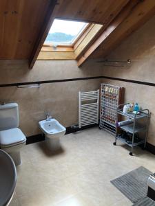 Un baño con lavabo, inodoro y ventana. en La Darsena, en La Spezia 9 fotos más