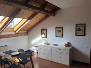 Habitación con mesa de comedor y cómoda blanca. en La Darsena, en La Spezia