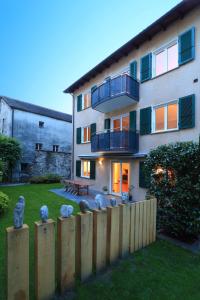 un bâtiment avec une clôture devant une cour dans l'établissement B&Borgo, à Ascona