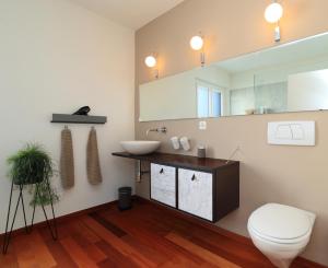 アスコナにあるB&Borgoのバスルーム(洗面台、トイレ、鏡付)