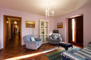 A seating area at La Rossa Fantastica