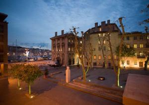 Blick auf ein Gebäude mit Bäumen im Innenhof in der Unterkunft App-Arte Marseille Vieux-Port in Marseille