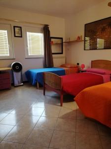 Pokój z 2 łóżkami, stołem i krzesłami w obiekcie One M w mieście Borgarello