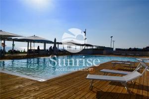 Bazén v ubytování Sunrise Accessible Resort nebo v jeho okolí