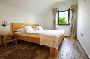 Un pat sau paturi într-o cameră la Lagom Apartments