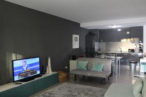 salon z telewizorem i kuchnią w obiekcie Charme Paraíso Sol w mieście Portimão