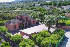 una vista aerea di una casa in una sottodivisione di Cubo's Villa Family ad Alhaurín el Grande