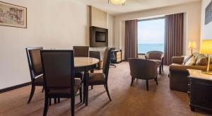 TV a/nebo společenská místnost v ubytování Bayview Hotel Georgetown Penang