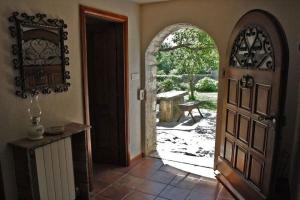 een toegang tot een kamer met een open deur bij Villa Violica, Karnevali in Žminj
