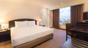 Postel nebo postele na pokoji v ubytování Bayview Hotel Georgetown Penang