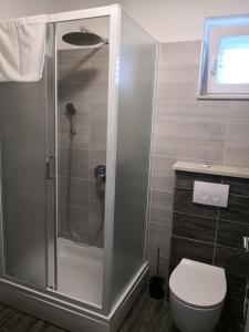 Ένα μπάνιο στο Apartments Domani