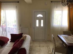 Photo de la galerie de l'établissement Amazing House in Kiato near the Beach, à Kiato 11 autres photos