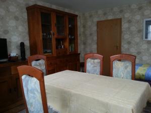 a dining room with a table and four chairs at Haus Schammes in Wutha-Farnroda