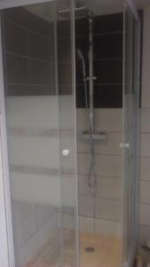 バイユーにあるStudio Dumasのバスルーム(ガラスドア付きのシャワー付)