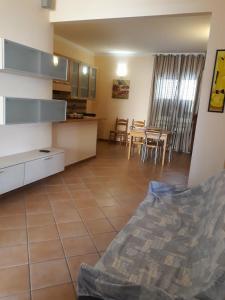 eine Küche und ein Wohnzimmer mit einem Tisch und Stühlen in der Unterkunft Casa vacanze Filomena in Marina di Camerota