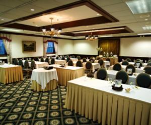 una gran sala de banquetes con mesas y sillas en Molly Pitcher Inn, en Red Bank