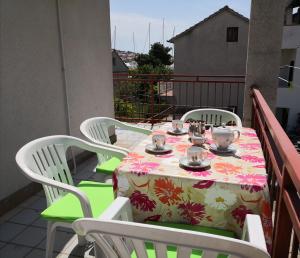 Um restaurante ou outro lugar para comer em Apartman Juraga