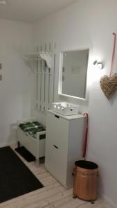 ブラウンラーゲにあるFerienwohnung Jesperの白い小さな客室で、シンクと鏡が備わります。