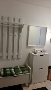 ブラウンラーゲにあるFerienwohnung Jesperの鏡付きのベッドとドレッサーが備わる客室です。