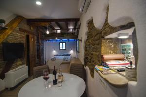 una habitación con una mesa con copas de vino. en Traditional Piran studio, en Piran