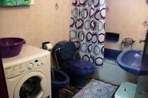 カト・ダラトソにあるYour Homeのバスルーム(洗濯機、トイレ付)