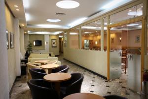 a restaurant with tables and chairs and a waiting room at Hotel Vermont Ipanema in Rio de Janeiro