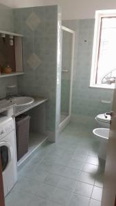La salle de bains est pourvue d'un lavabo et d'un lave-linge. dans l'établissement Casa vacanze Filomena, à Marina di Camerota