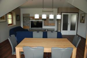ein Esszimmer und ein Wohnzimmer mit einem Tisch und Stühlen in der Unterkunft Ferienwohnung Sommeregger in Leutschach