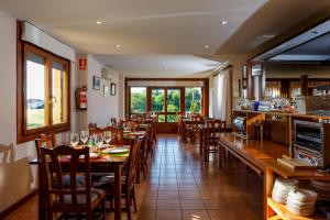 a dining room with tables and chairs in a restaurant at Hotel Rincón de Antón in Abanillas
