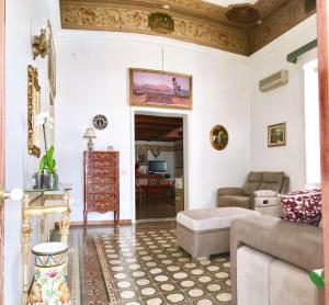een woonkamer met een bank en een tafel bij Casa de Spuches in Palermo