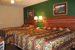 A bed or beds in a room at Apple Annie's Inn