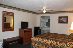 a hotel room with a bed and a flat screen tv at Apple Annie's Inn in Nashville