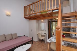 Ένα ή περισσότερα κρεβάτια σε δωμάτιο στο Smaragda Studios Skopelos